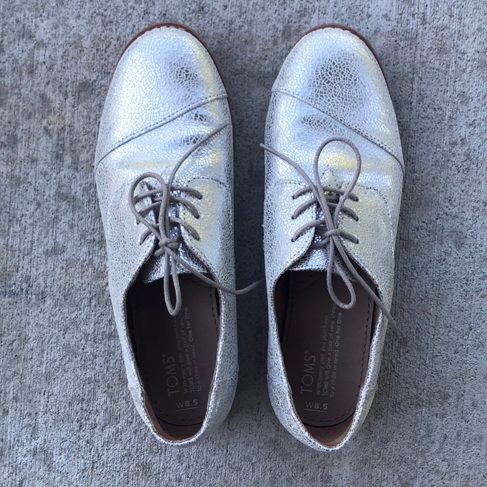 Toms cracked silver leather brogues size 8.5